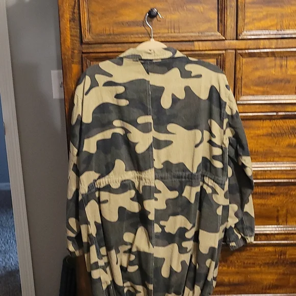 Fashion Nova Womens medium oversized Camo jacket. Long jacket - Picture 7 of 7